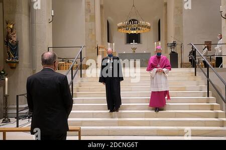 Hildesheim, Deutschland. November 2020. In einem ökumenischen Gottesdienst im Hildesheimer Mariendom gedenken das Bistum Hildesheim und die Evangelisch-Lutherische Kirche Hannover der Menschen, die in den letzten Monaten an dem Coronavirus gestorben sind. Bischof Ralf Meister (l.), Bischof Dr. Heiner Wilmer (r.). Im Vordergrund der Niedersächsische Ministerpräsident Stephan weil (SPD). Quelle: Chris Gossmann/dpa/Alamy Live News Stockfoto