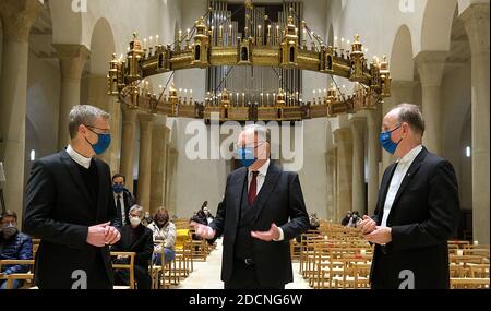 Hildesheim, Deutschland. November 2020. In einem ökumenischen Gottesdienst im Hildesheimer Mariendom gedenken das Bistum Hildesheim und die Evangelisch-Lutherische Kirche Hannover am Sonntag, dem 22. November 2020, der Menschen, die in den vergangenen Monaten an dem Coronavirus gestorben sind. L-R: Bischof Heiner Wilmer, Ministerpräsident von Niedersachsen Stephan weil (SPD) und Bischof Ralf Meister. Quelle: Chris Gossmann/dpa/Alamy Live News Stockfoto