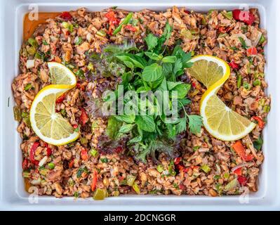 Türkische Küche Vorspeisen; Meeresfrüchte, Fisch kokorec. Roter Pfeffer und würzige kokorec aus Tintenfisch und verschiedenen Fischen zubereitet. Stockfoto