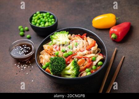 Asiatische vegetarische udon-Nudeln mit Gemüse in einer Schüssel Stockfoto