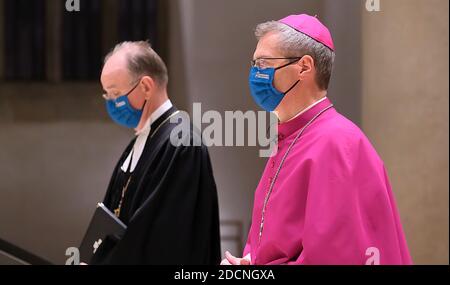 Hildesheim, Deutschland. November 2020. In einem ökumenischen Gottesdienst im Hildesheimer Mariendom gedenken das Bistum Hildesheim und die Evangelisch-Lutherische Kirche Hannover der Menschen, die in den letzten Monaten an dem Coronavirus gestorben sind. Bischof Ralf Meister (l.), Bischof Heiner Wilmer (r.). Quelle: Chris Gossmann/dpa/Alamy Live News Stockfoto