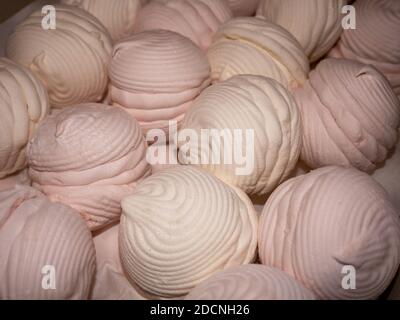 Marshmallow besteht aus zwei Teilen Stockfoto