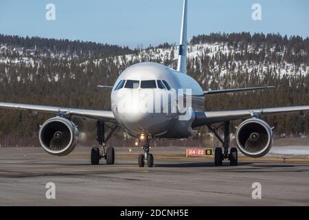 Jet-Airliner rollt nach der Landung auf die Rampe Stockfoto