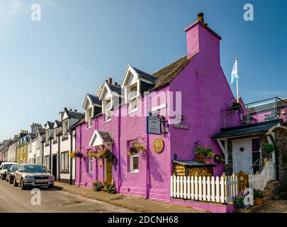 Tobermory / UK - August 25 2019: Blick auf Gebäude in Argyll Terrace, eine Straße im oberen Tobermory, die einen herrlichen Blick über die Bucht und den Soun hat Stockfoto