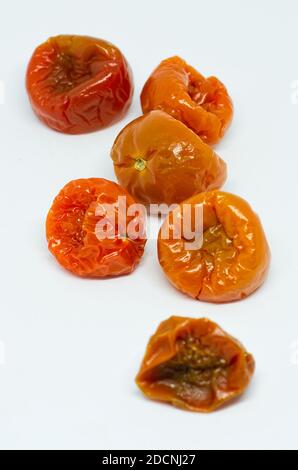 Verfaulte rote Kirschtomaten isoliert auf weißem Hintergrund. Stillleben Studiofotografie Stockfoto