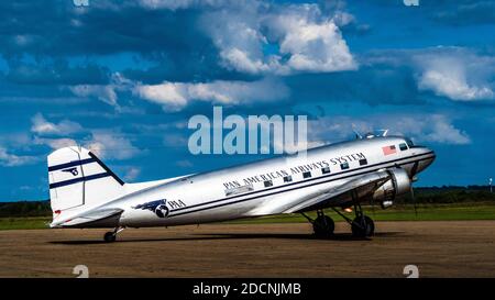 Pan American DC-3 Airliner - reg N877MG in 1949 Pan American World Airways Lackierung. Gebaut 1944 als C-47BC-47B Modell, umgewandelt in VIP DC-3 Konfiguration. Stockfoto