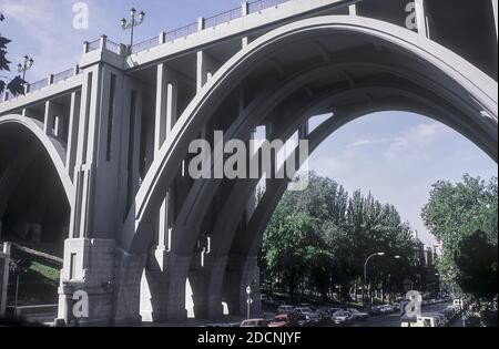 Das Segovia Viadukt oder Bailén Straße Viadukt befindet sich in der spanischen Stadt Madrid, Hauptstadt von Spanien, Europa Stockfoto