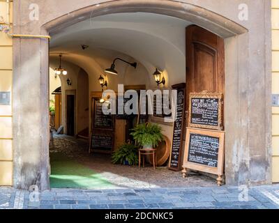PRAG, TSCHECHISCHE REPUBLIK - 18. JULI 2019: Eingang zu einem hübschen Restaurant in einem Innenhof Stockfoto
