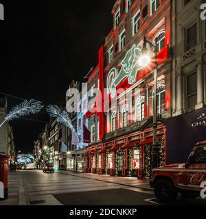 Weihnachtsschmuck auf dem Cartier Gebäude die Umgebung auf der Bond Street, London 2020 Stockfoto