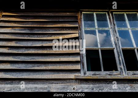 Holzverklemmtes Gebäude im Zustand des Verfalls. Stockfoto