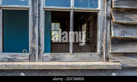 Holzverklemmtes Gebäude im Zustand des Verfalls. Stockfoto