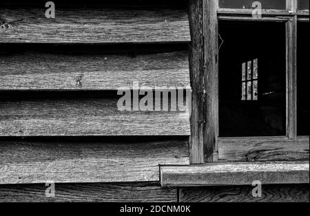 Holzverklemmtes Gebäude im Zustand des Verfalls. Stockfoto