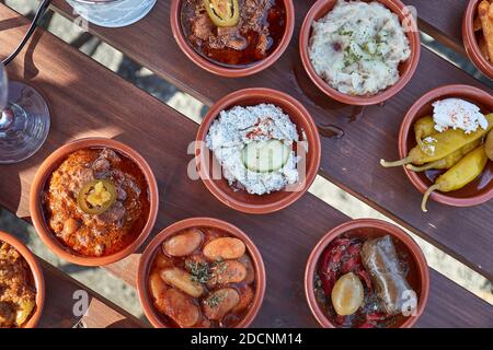 Tapas auf vielen kleinen Tellern Stockfoto