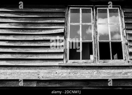 Holzverklemmtes Gebäude im Zustand des Verfalls. Stockfoto