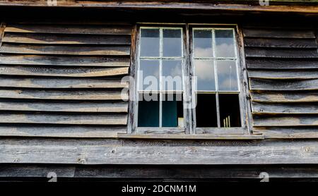 Holzverklemmtes Gebäude im Zustand des Verfalls. Stockfoto