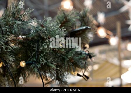 Weihnachtsbaum aus nächster Nähe geschmückt mit Lichterketten auf einem Weihnachtsmarkt in London. Stockfoto
