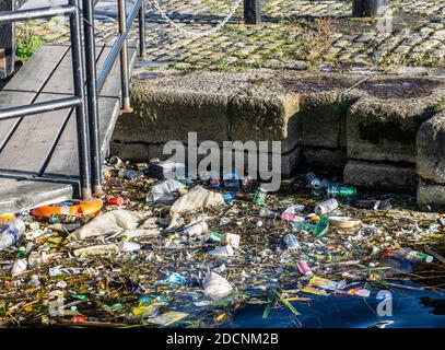 Müll wurde in einen Teil des Liffey in Dublin, Irland, gespült. Der Transport umfasst leere Bierdosen, Plastikflaschen, Lebensmittelbehälter usw. Stockfoto