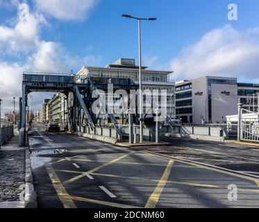 Die Scherzer Rolling Lift Bridge am North Wall Quay in Dublin, Irland. Ursprünglich 1912 installiert und nach seinem Erfinder William Scherzer benannt. Stockfoto