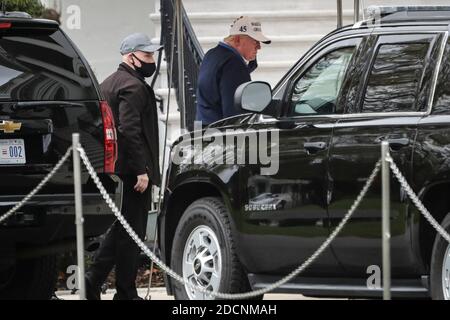 Washington, USA. November 2020. Präsident Donald Trump geht zurück zum WH, nachdem er den Tag in seinem Trump National Golf Club in Washington, DC, am Sonntag, 22. November 20202 verbracht hat. (Foto von Oliver Contreras/SIPA USA) Quelle: SIPA USA/Alamy Live News Stockfoto