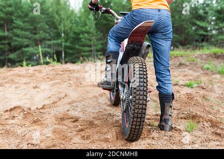 Männlicher Fahrer auf Motorrad fährt den Sand. Extremsport auf Motorcross-Motorrad Stockfoto