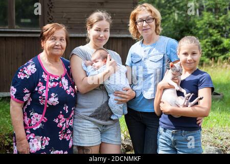 Kaukasische Familie Frauen unterschiedlichen Alters von jung bis Senior, Porträt mit sphynx Katze, und Baby auf Händen Stockfoto