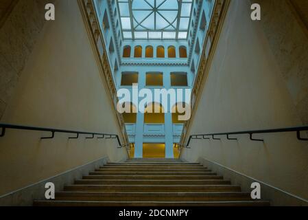 Historisches Atrium im Peter Behrens Gebäude Berlin, schönes helles Atrium, Atrium mit Bögen, öffentliches Gebäude Stockfoto