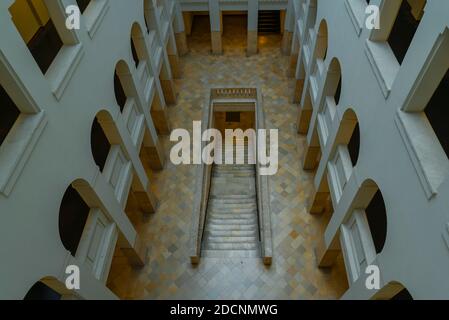 Historisches Atrium im Peter Behrens Gebäude Berlin, schönes helles Atrium, Atrium mit Bögen, öffentliches Gebäude Stockfoto