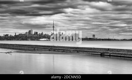 Schwarz-Weiß-Bild der Skyline von Toronto. Toronto, Ontario, Kanada Stockfoto