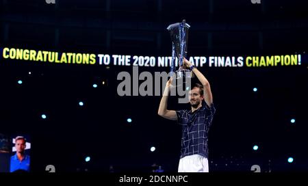 Daniil Medvedev posiert mit Trophäe nach dem Gewinn des Einzel-Finale am achten Tag des Nitto ATP Finals in der O2 Arena, London. Stockfoto