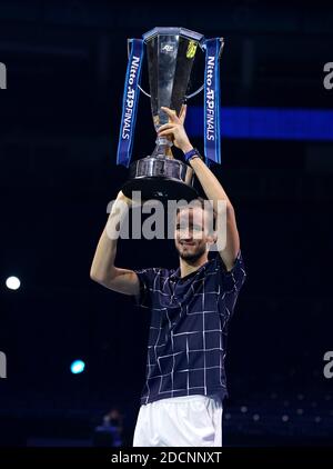 Daniil Medvedev posiert mit Trophäe nach dem Gewinn des Einzel-Finale am achten Tag des Nitto ATP Finals in der O2 Arena, London. Stockfoto