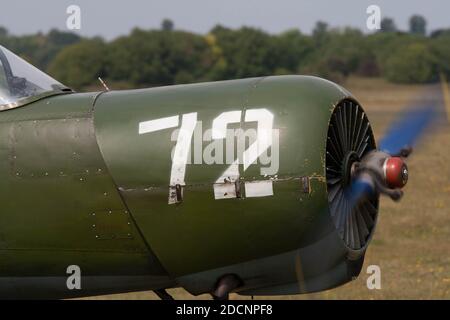 Ein einmotoriger Chinese Nanchang CJ 6A Flugzeuge Rollen auf White Waltham Flugplatz. Stockfoto