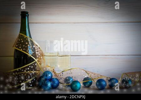 Neujahr Hintergrund mit einer Flasche und Sektgläser und Weihnachtsdekoration Stockfoto