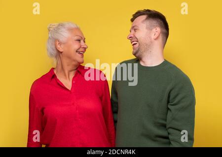 Fröhliche kaukasische Mutter und Sohn, die über den Witz lachen Stockfoto