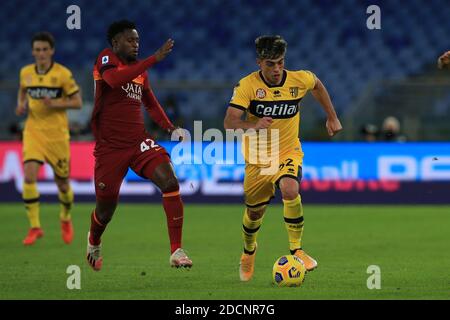 Rom, Italien. November 2020. Juan Brunetta (Parma) und Amadou Diawara (Roma) in Aktion während der Serie A Tim Match zwischen AS Roma und Parma Calcio 1913 im Stadio Olimpico am 22. November 2020 in Rom, Italien. (Foto von Giuseppe Fama/Pacific Press) Quelle: Pacific Press Media Production Corp./Alamy Live News Stockfoto