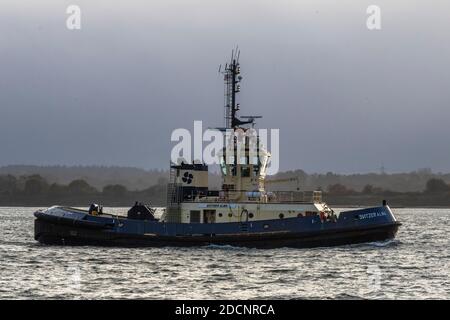 Ein Schlepper im Hafen von southampton dockt unter Ein dunkler und bedrohlicher Himmel mit Regenwolken Stockfoto