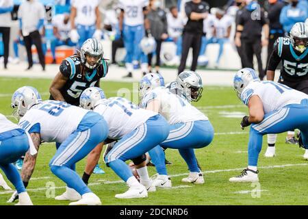 Charlotte, North Carolina, USA. November 2020. Carolina Panthers Outside Linebacker Shaq Thompson (54) beobachtet das Vergehen im NFL-Matchup im Bank of America Stadium in Charlotte, NC. (Scott Kinser/Cal Sport Media). Kredit: csm/Alamy Live Nachrichten Stockfoto