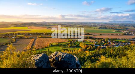 Herbstabend ländliche Landschaft im Böhmischen Paradies, Tschechisch: Cesky raj. Luftaufnahme von Drasske svetnicky Sandstein Felsformation. Tschechische Republik Stockfoto