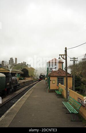 '30120' und 'Manston' vorbei '30053' an Corfe Castle Station. Stockfoto