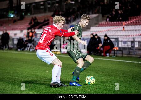 Vejle, Dänemark. November 2020. Tobias Molgaard (44) von Vejle Boldklub und Sigurd rosted (4) von Broendby während der 3F Superliga-Match zwischen Vejle Boldklub und Brondby IF im Vejle Stadion in Vejle gesehen. (Foto Kredit: Gonzales Foto/Alamy Live News Stockfoto