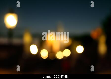 Verschwommene Lichter der Nachtstadt. Verschwommener Hintergrund mit Nachtstadt mit buntem Bokeh. Stockfoto