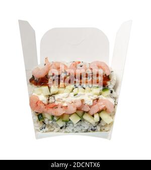 Sushi-Salat in einer Pappschachtel zum Mitnehmen. Schnittansicht. Alle Zutaten sind für ein besseres visuelles Erlebnis in Schichten angeordnet. Stockfoto