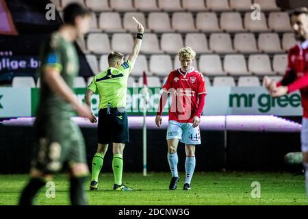 Vejle, Dänemark. November 2020. Schiedsrichter Jakob Sundberg verbucht Tobias Molgaard (44) von Vejle Boldklub während des 3F Superliga-Matches zwischen Vejle Boldklub und Brondby IF im Vejle Stadion in Vejle. (Foto Kredit: Gonzales Foto/Alamy Live News Stockfoto