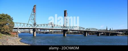 Portland, City of Bridges: Die wunderschöne Hawthorne Bridge vom Tom McCall Waterfront Park aus gesehen. Stockfoto