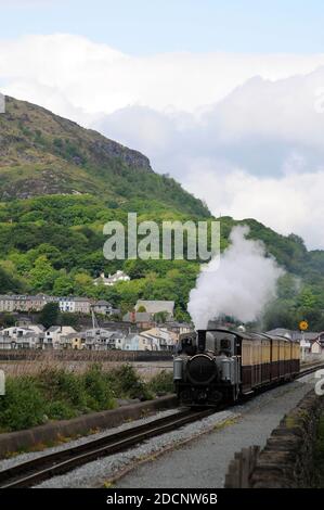 'David Lloyd George' fährt nach der Überholung noch in grauer Lackierung, überquert den Cob mit einem Zug nach Blaenau Ffestiniog. Stockfoto