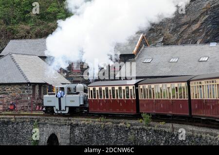 'David Lloyd George' läuft nach der Überholung noch in grauer Lackierung, in der Boston Lodge mit einem Zug nach Blaenau Ffestiniog. Stockfoto