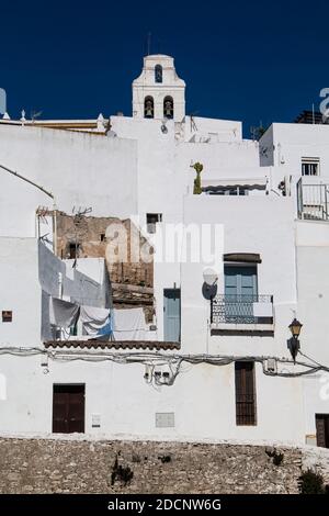 Glockenturm und weiße Häuser in Vejer de la Frontera, einer schönen Stadt in Andalusien, Südspanien Stockfoto