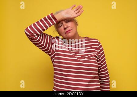 Müde ältere Frau müde Gefühl erschöpft Stockfoto