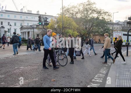 November 2020. London, Großbritannien Besucher genießen die Sonne an einem Sonntagnachmittag im Hyde Park während der zweiten Covid-19-Sperre. Foto von Ray Tang. Stockfoto