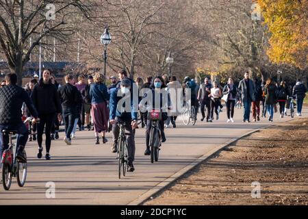 November 2020. London, Großbritannien Besucher genießen die Sonne an einem Sonntagnachmittag im Hyde Park während der zweiten Covid-19-Sperre. Foto von Ray Tang. Stockfoto