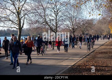 November 2020. London, Großbritannien Besucher genießen die Sonne an einem Sonntagnachmittag im Hyde Park während der zweiten Covid-19-Sperre. Foto von Ray Tang. Stockfoto